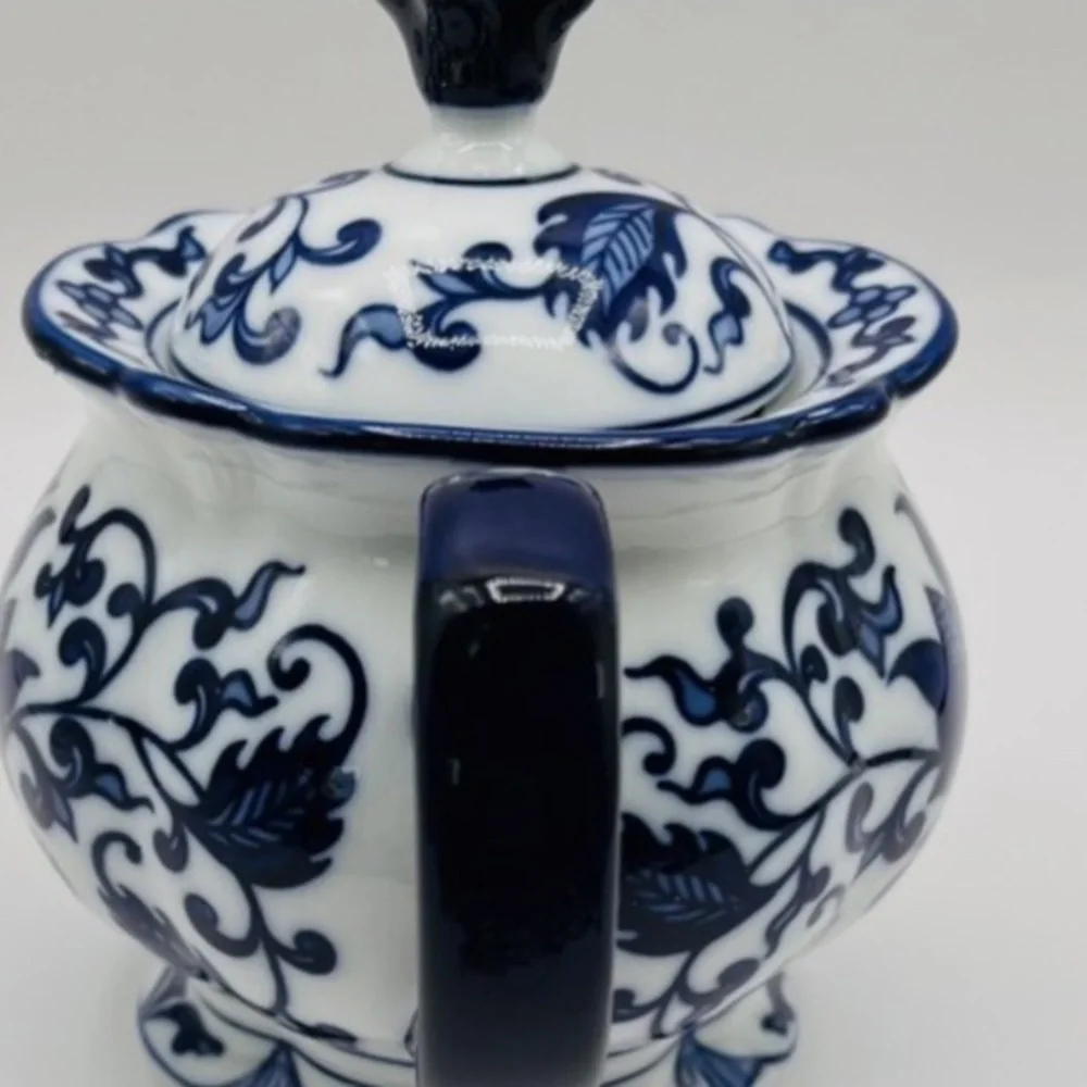 Beautiful Bombay&Co. Blue and White teapot vintage with floral print. - Picture 2 of 8